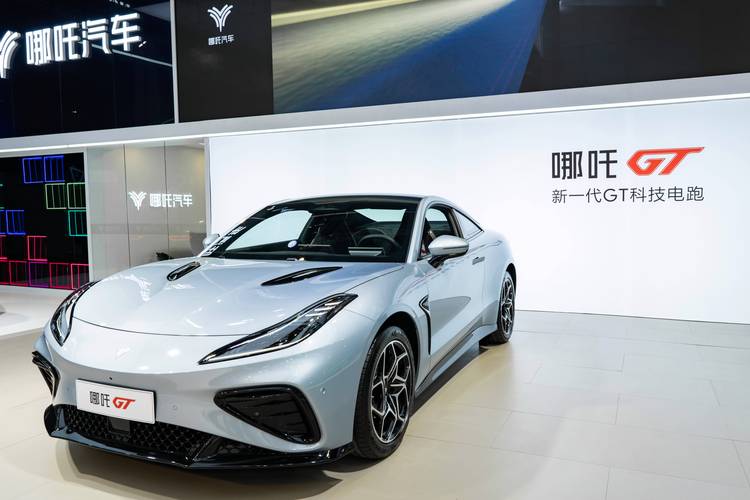 惠州186哪吒汽车在智能汽车领域的表现，领途汽车在新能源汽车市场中的影响力